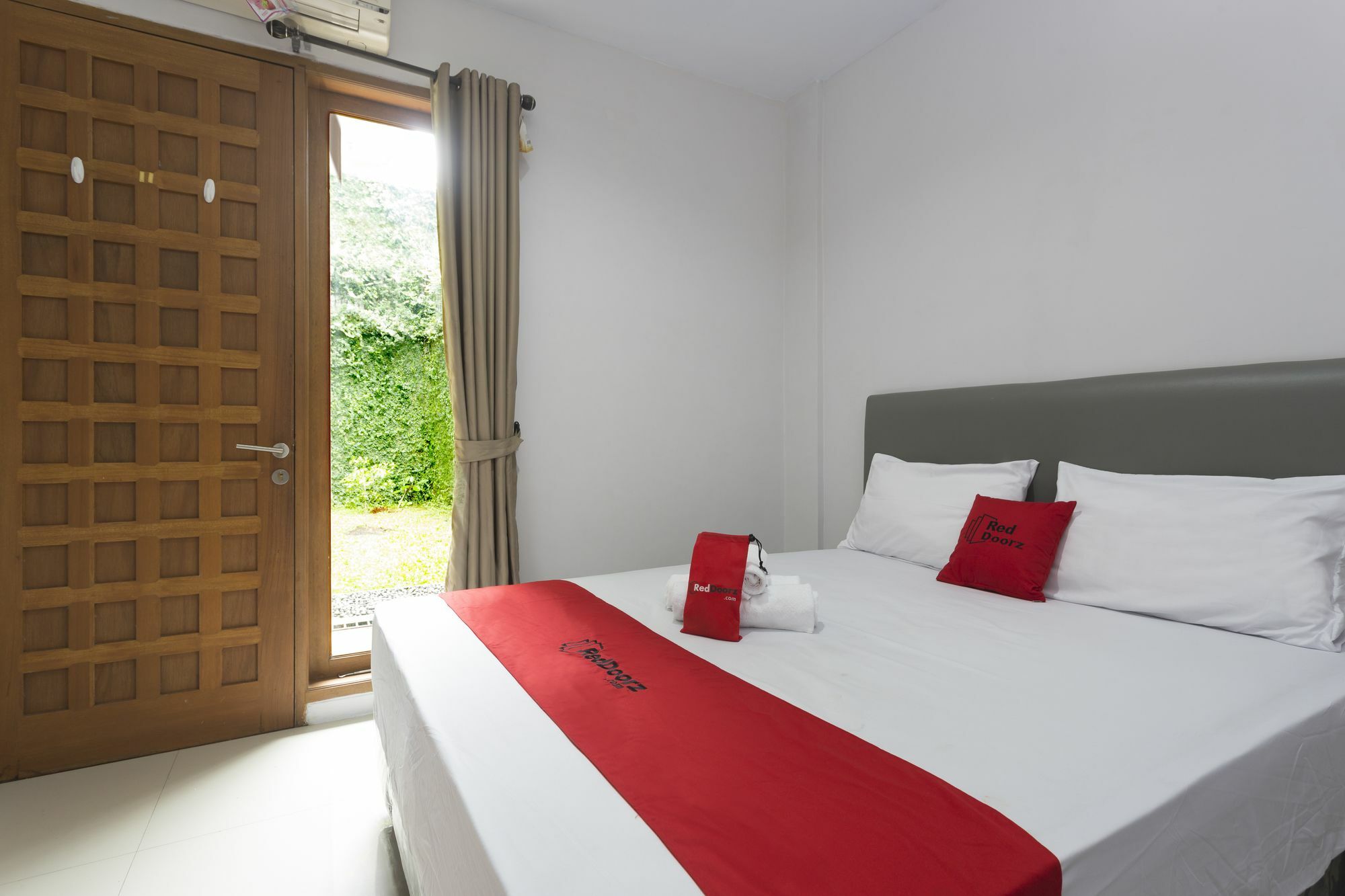 Reddoorz Plus Near Cilandak Town Square 2 Jakarta Ngoại thất bức ảnh